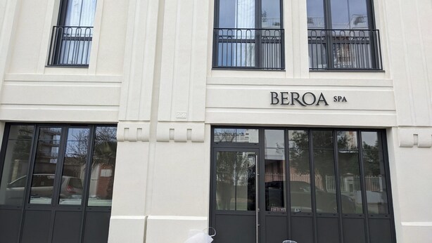 Ein Gebäude mit einem Schild 'BEROA SPA', das eine Wellnessanlage kennzeichnet.