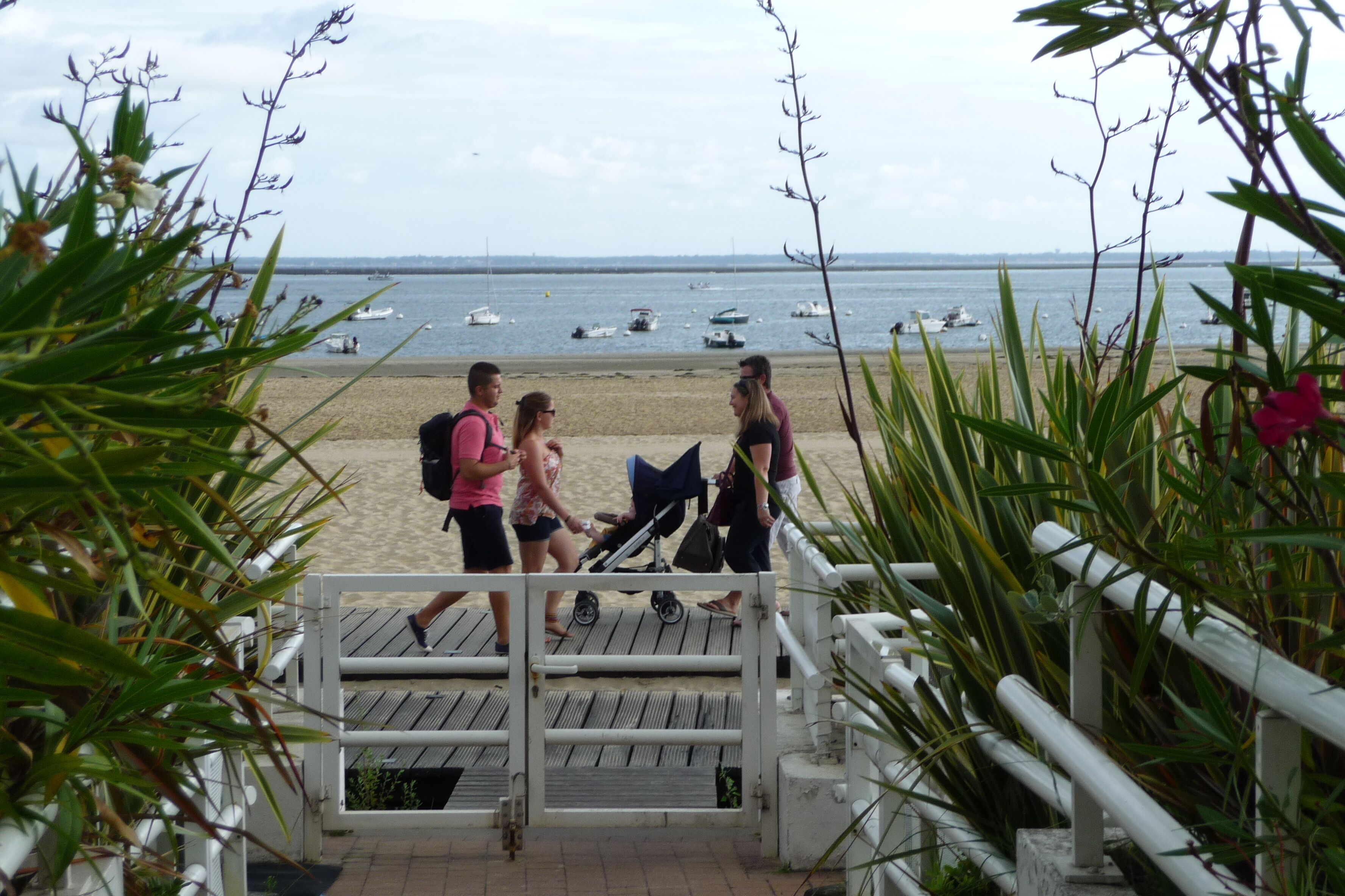 
l'entrée à la résidence côté plage  
et Accès  plage depuis la résidence