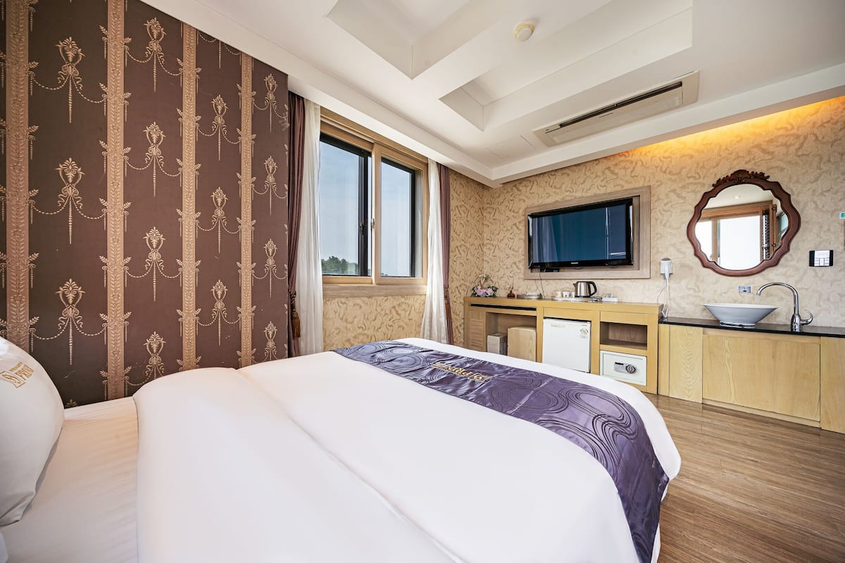 Deluxe Double Room | 1 bedroom, hypo-allergenic bedding, in-room safe, blackout drapes