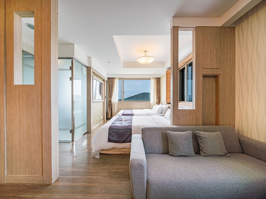 Hypo-allergenic bedding, in-room safe, blackout curtains, free WiFi