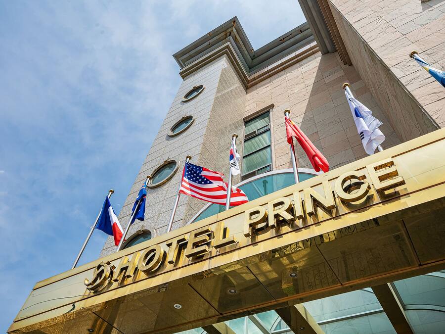 El exterior del Hotel Daniel Prince con banderas de Estados Unidos, Francia y la Unión Europea.