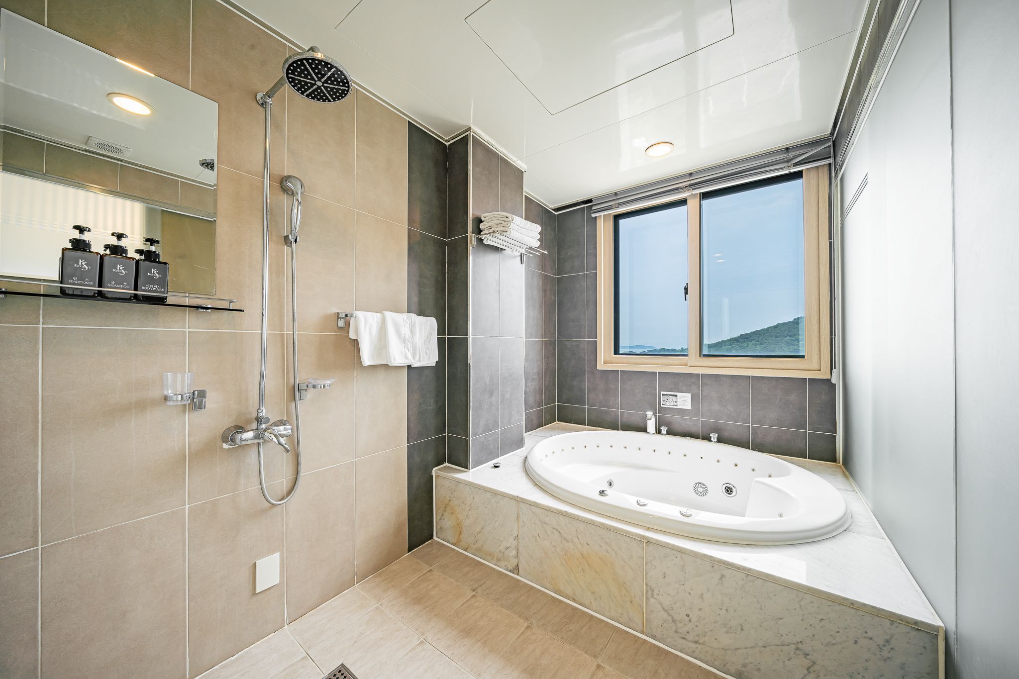 Suite | Hypo-allergenic bedding, in-room safe, blackout drapes, free WiFi