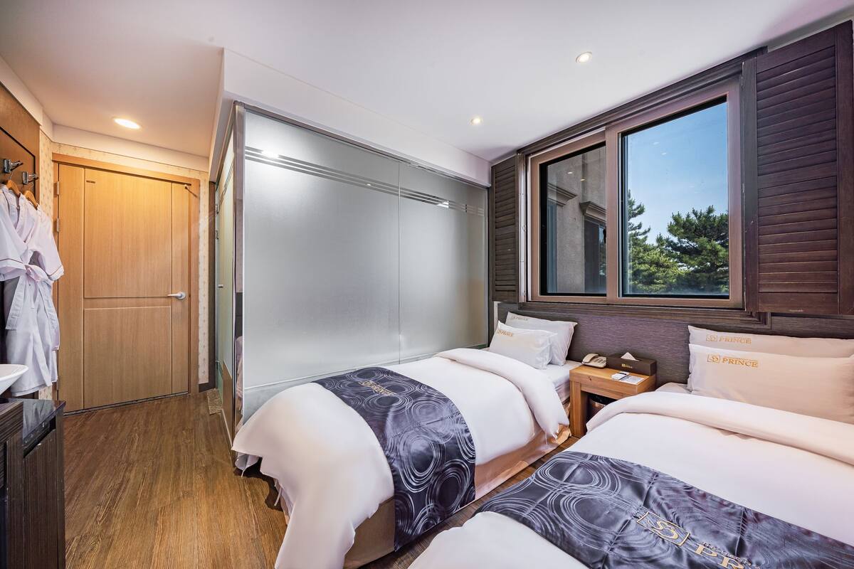 Standard Twin Room | Hypo-allergenic bedding available, in-room safe, blackout drapes