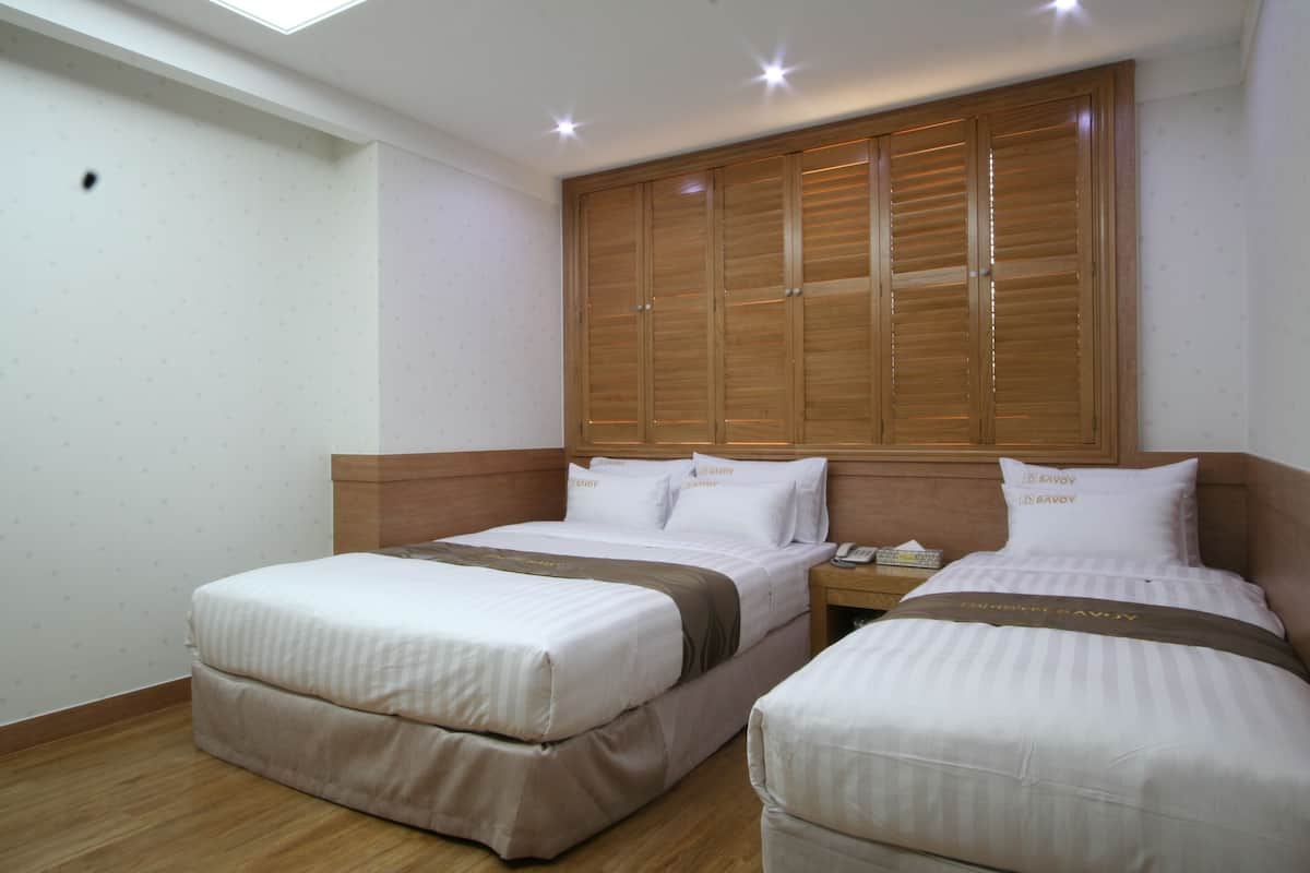 Hypo-allergenic bedding available, in-room safe, blackout drapes
