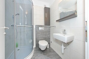 Een douche, een haardroger, handdoeken, zeep