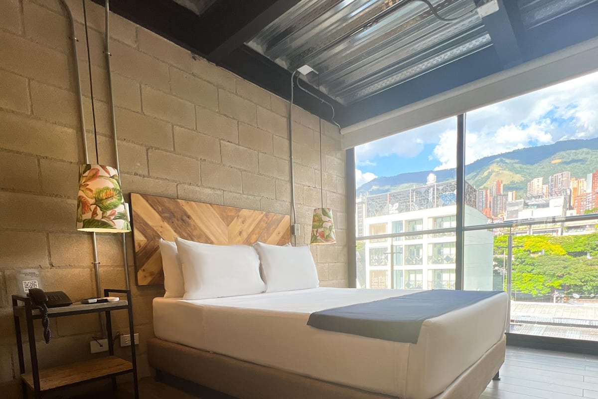 Ropa de cama de alta calidad y escritorio
