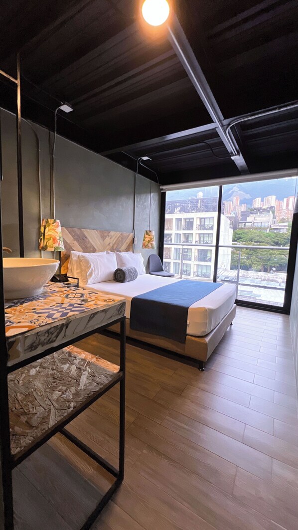 Superior-rum - 1 dubbelsäng | Sängtillbehör av högsta kvalitet, skrivbord och strykjärn/strykbräda