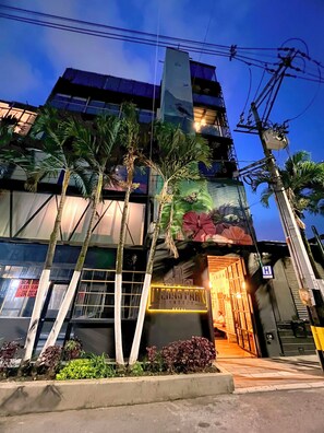 Depan hartanah - siang/malam