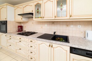 Fridge, microwave, oven, stovetop - GITE IN THE COUNTRYSIDE BETWEEN LAND AND SEA 20KMS FROM THE SEA (Saint-Clet)