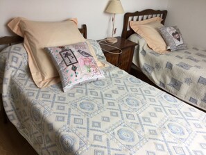 3 bedrooms, iron/ironing board, free WiFi - GITE IN THE COUNTRYSIDE BETWEEN LAND AND SEA 20KMS FROM THE SEA (Saint-Clet)