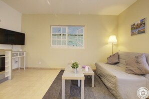 TV, bøker og stereoanlegg