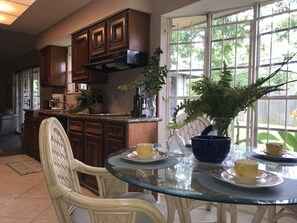 Dining - Spacious Elegance in Westbury. Comfortably Sleeps 10 (Houston)