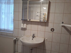 Dusche, HandtĂŒcher, Seife, Toilettenpapier