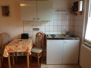 Fridge, stovetop, coffee/tea maker, electric kettle - Student-friendly accommodation near the Kurhaus and photo seminars (Zingst)