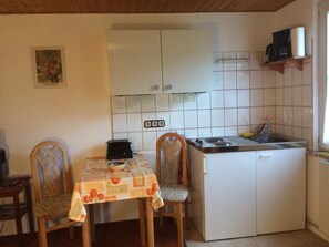 Frigorifero, piano cottura, macchina per tè/caffè, bollitore elettrico