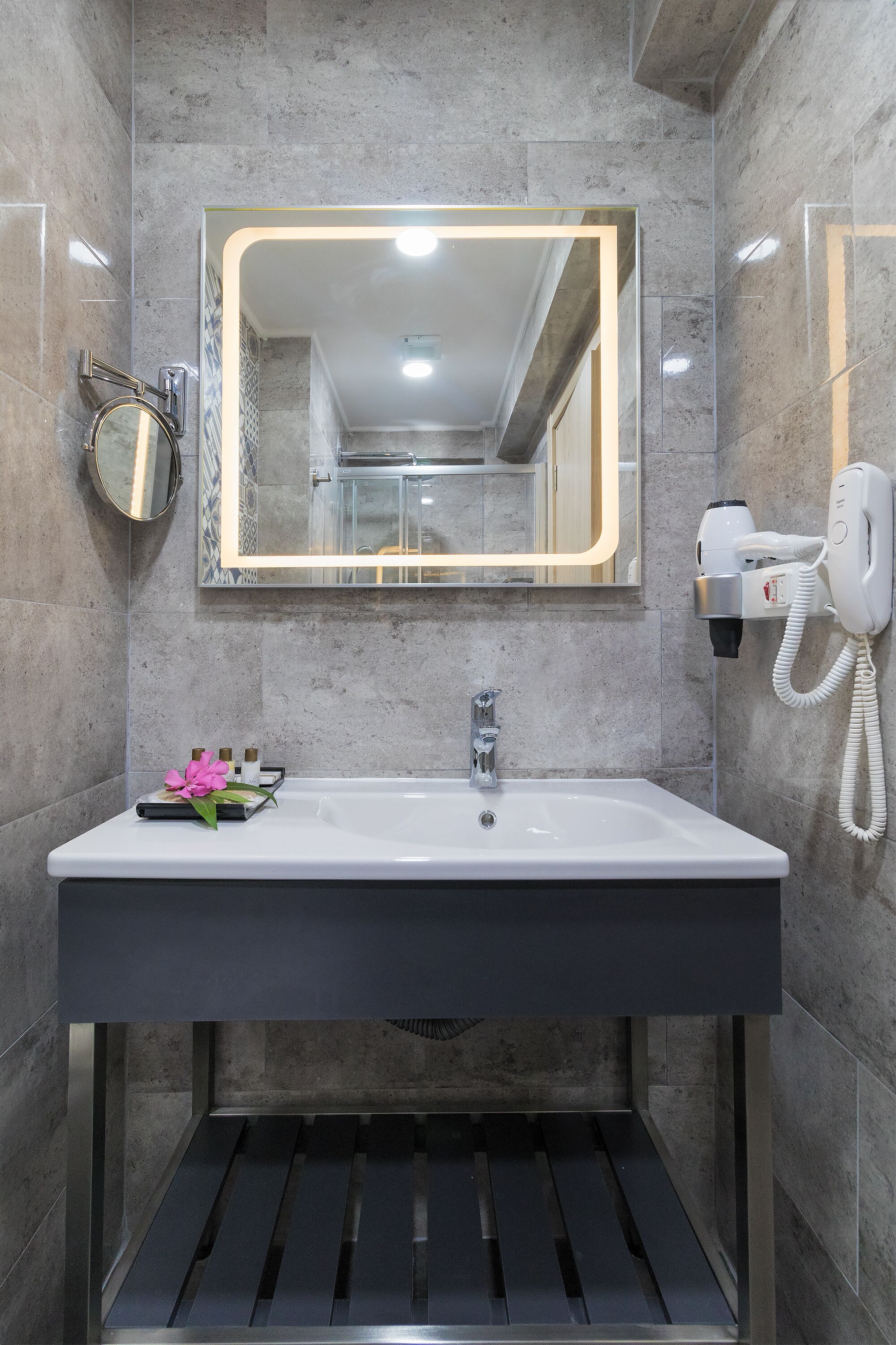 shower, rainfall showerhead, free toiletries, hair dryer