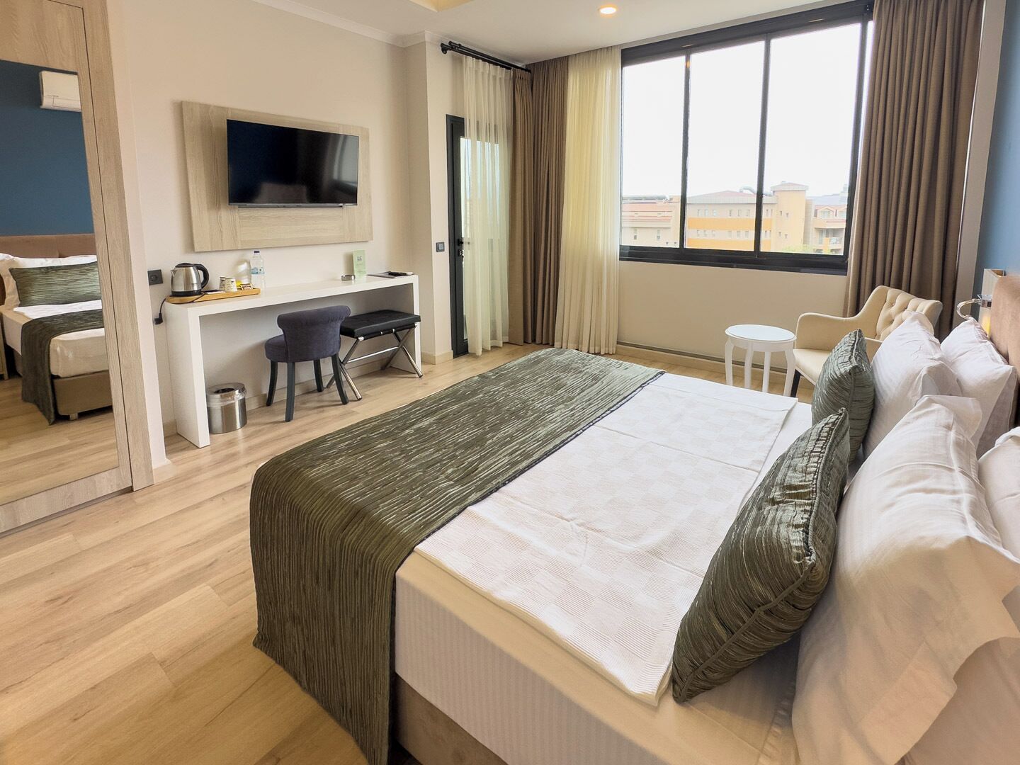 deluxe double room, mountain view | 1 bedroom, hypo-allergenic bedding, minibar, in-room safe
