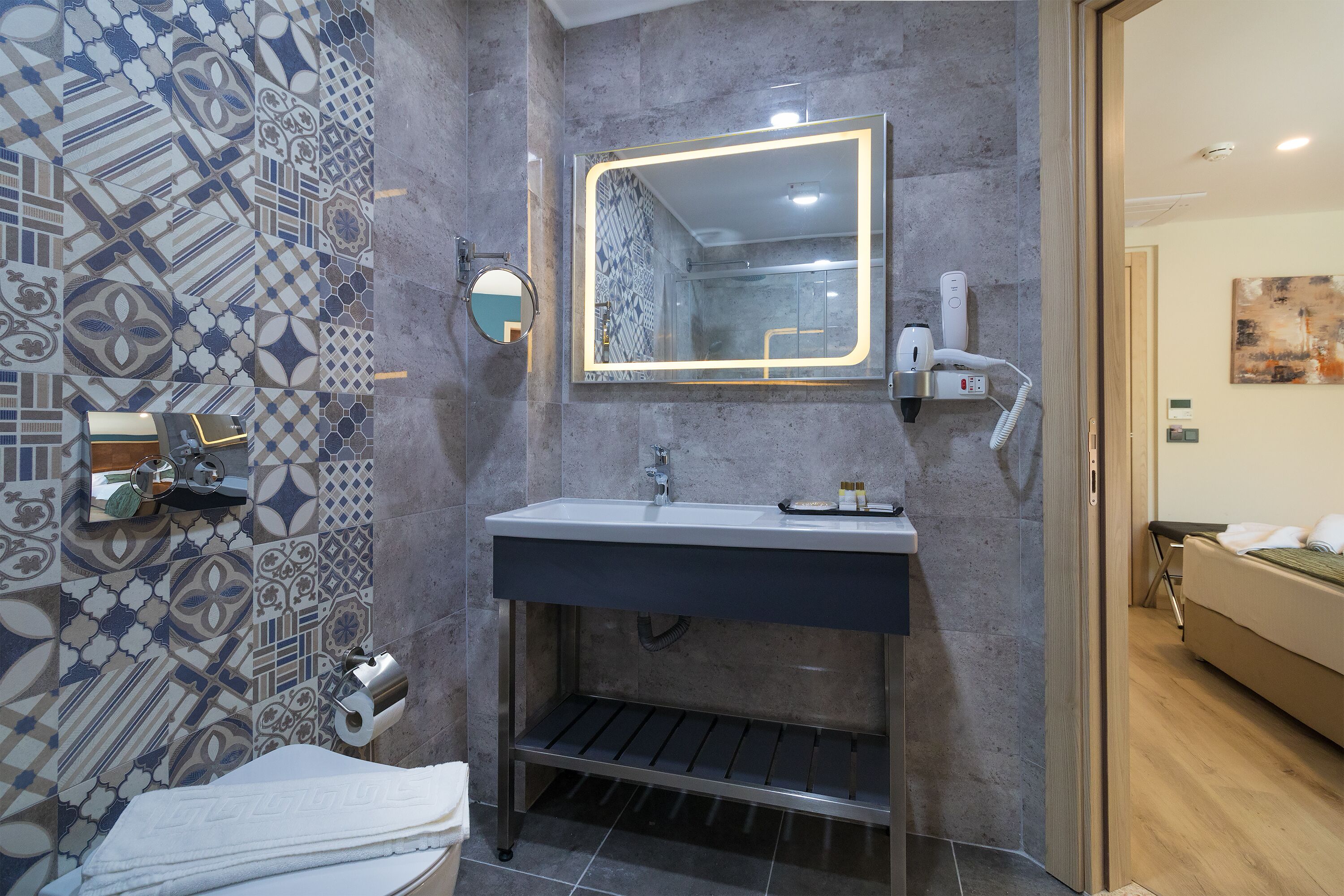 shower, rainfall showerhead, free toiletries, hair dryer