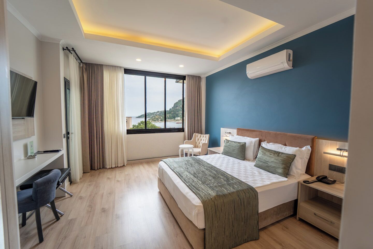 deluxe double room, mountain view | 1 bedroom, hypo-allergenic bedding, minibar, in-room safe