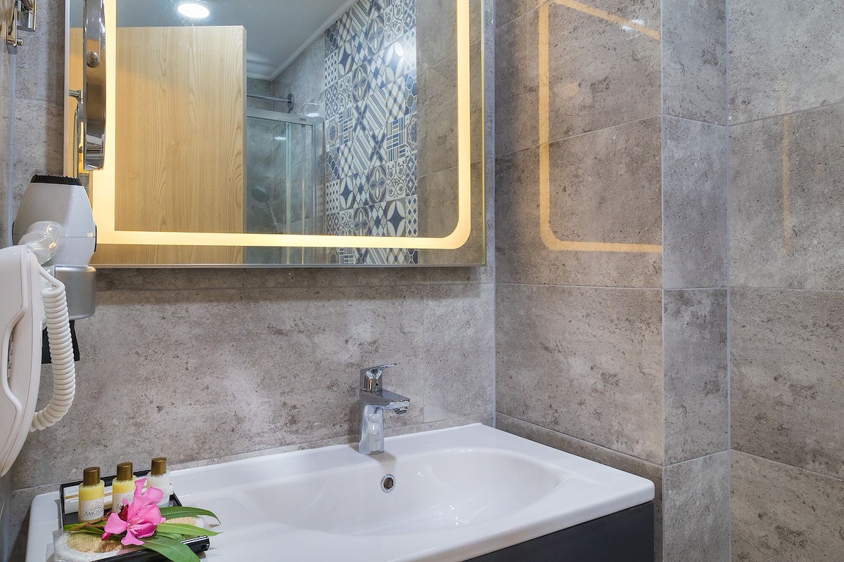 family triple room, mountain view | bathroom sink