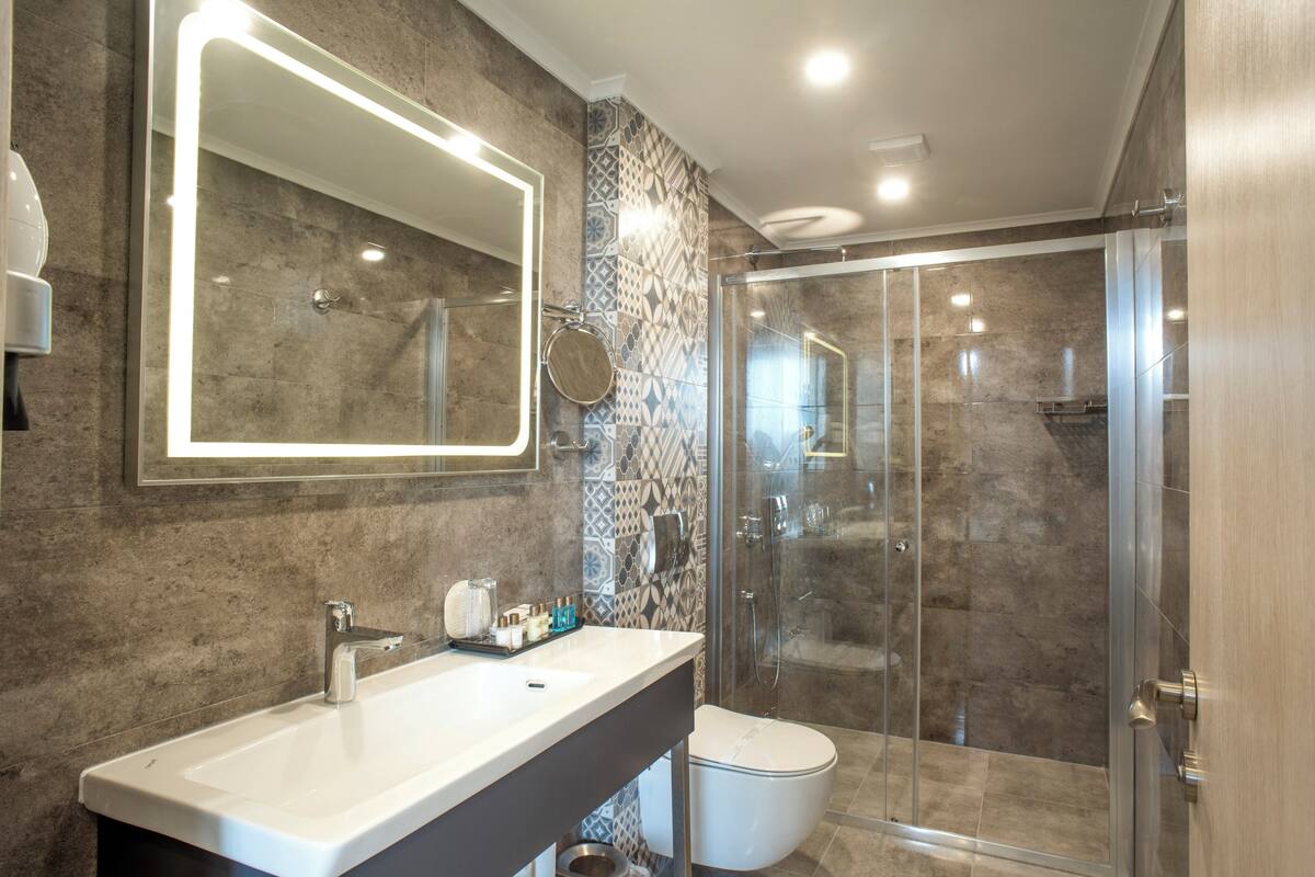 shower, rainfall showerhead, free toiletries, hair dryer