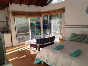 Stuga Premium - 1 queensize-säng - utsikt mot trädgården | Duntäcken, memory foam-madrasser, mörkläggningsgardiner och sängkläder