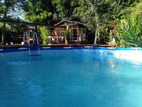 En säsongsöppen utomhuspool