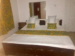 Quarto casal executivo, 1 cama King | Escrivaninha, ferros/tábuas de passar roupa, roupa de cama