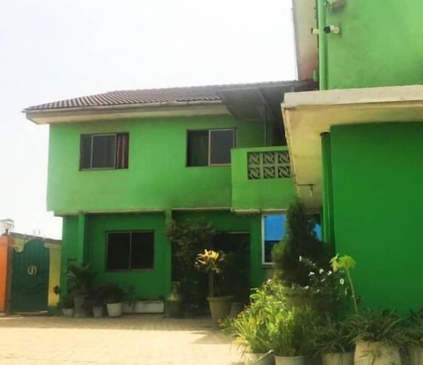 Front of property - The Ivy Hotel Santa Maria (Accra)