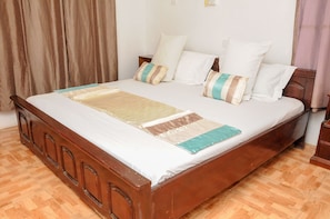 Quarto casal executivo, 1 cama King | Escrivaninha, ferros/tábuas de passar roupa, roupa de cama