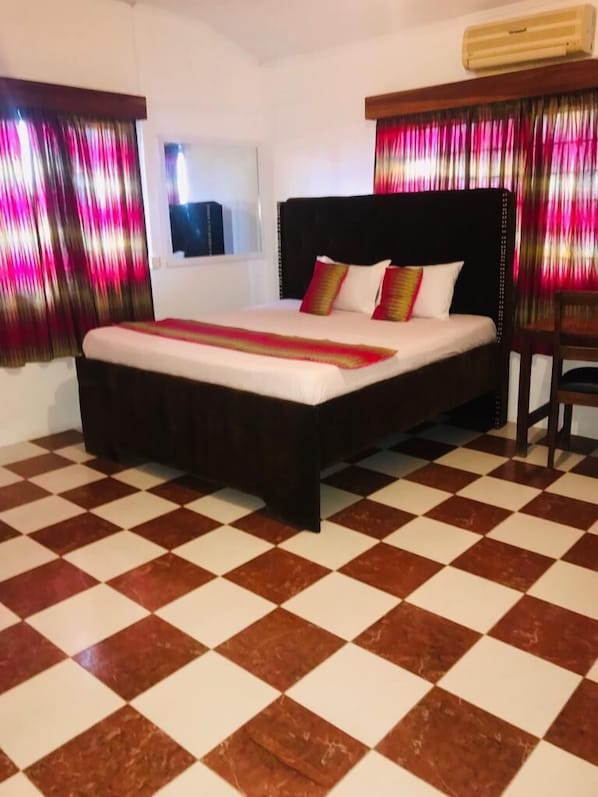 Quarto casal executivo, 1 cama King | Escrivaninha, ferros/tábuas de passar roupa, roupa de cama