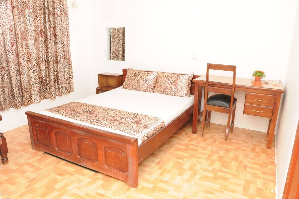 Chambre Double Classique, 1 lit double | Bureau, fer et planche à repasser, draps fournis
