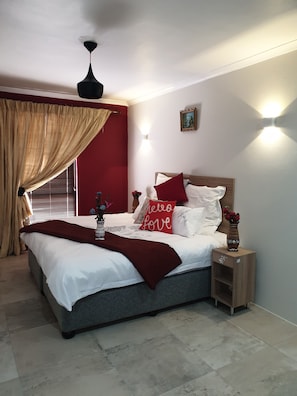 Deluxe-Apartment, 1 Schlafzimmer | 1 Schlafzimmer, Bügeleisen/Bügelbrett, kostenloses WLAN, Bettwäsche