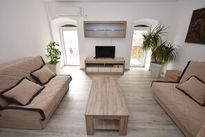 TV a schermo piatto, libri, impianto stereo