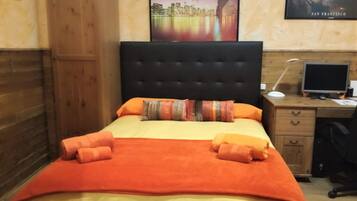 6 bedrooms, desk, iron/ironing board, free WiFi