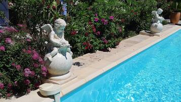 حمّام سباحة خارجي موسمي، مظلات على حمّام السباحة، مقاعد للتشمس