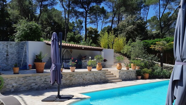 A private pool with a stone wall and potted plants. - Chambres d'hotes - Villa la Licorne (Belcodene)