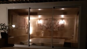 A modern interior with a glass partition, a white bust sculpture, and wall-mounted lighting. - Chambres d'hotes - Villa la Licorne (Belcodene)