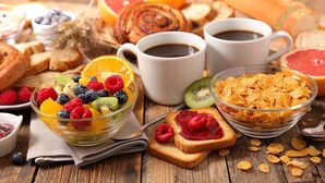 A breakfast setting with toast, cereal, fruit, and coffee. - Chambres d'hotes - Villa la Licorne (Belcodene)