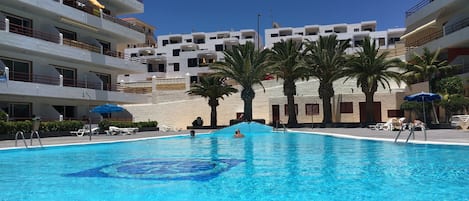 Una piscina al aire libre, una piscina climatizada