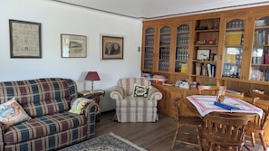 Fernseher, DVD-Player, Bücher, Videothek