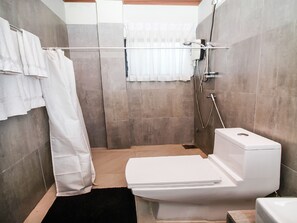 Deluxe-enkeltværelse - flere senge | Badeværelse | Bruser, gratis toiletartikler, hårtørrer, håndklæder