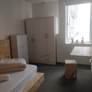Quarto solteiro standard, somente para mulheres | Roupas de cama premium, escrivaninha, espaço de trabalho para notebook