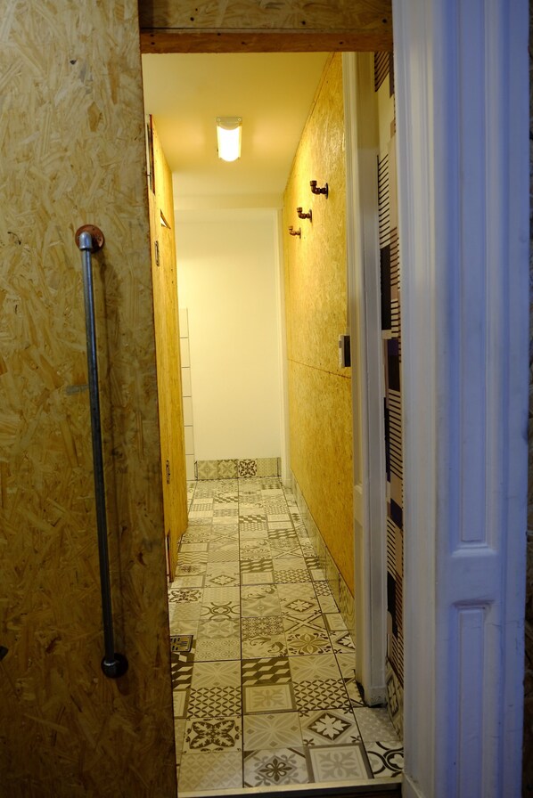 Shared Dormitory, Men only, 14 Beds | Baño | Ducha y toallas