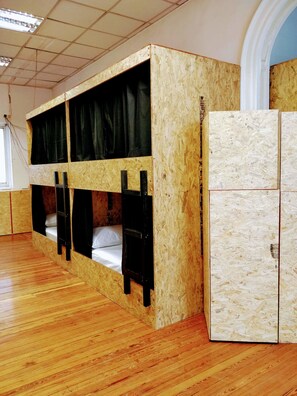 Shared Dormitory, Men only, 14 Beds  | 高級寢具、書桌、筆電工作空間、遮光布/窗簾