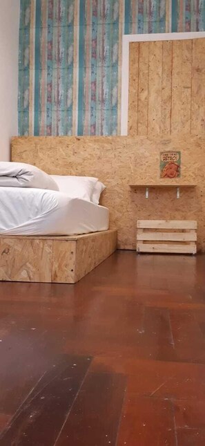 Ropa de cama de alta calidad y escritorio
