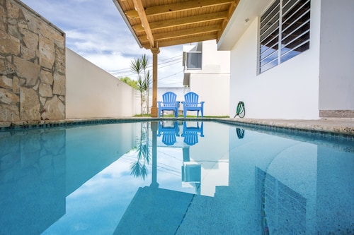 Private pool, Oceanview, Centrally located!