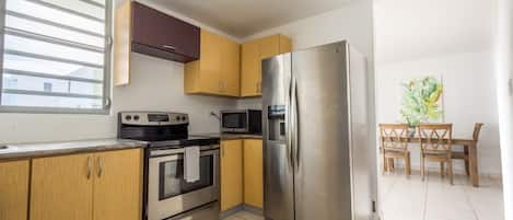 Four, plaque de cuisson, cafetière/bouilloire