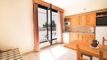 Réfrigérateur, micro-ondes, lave-vaisselle, grille-pain