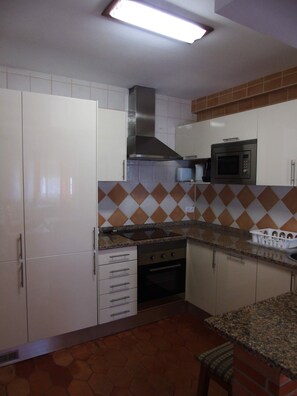 Frigorífico, microondas, horno y placa de cocina